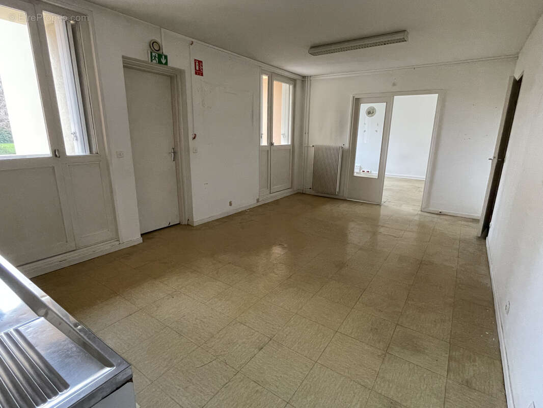 Commerce à SAINT-ETIENNE-DU-BOIS