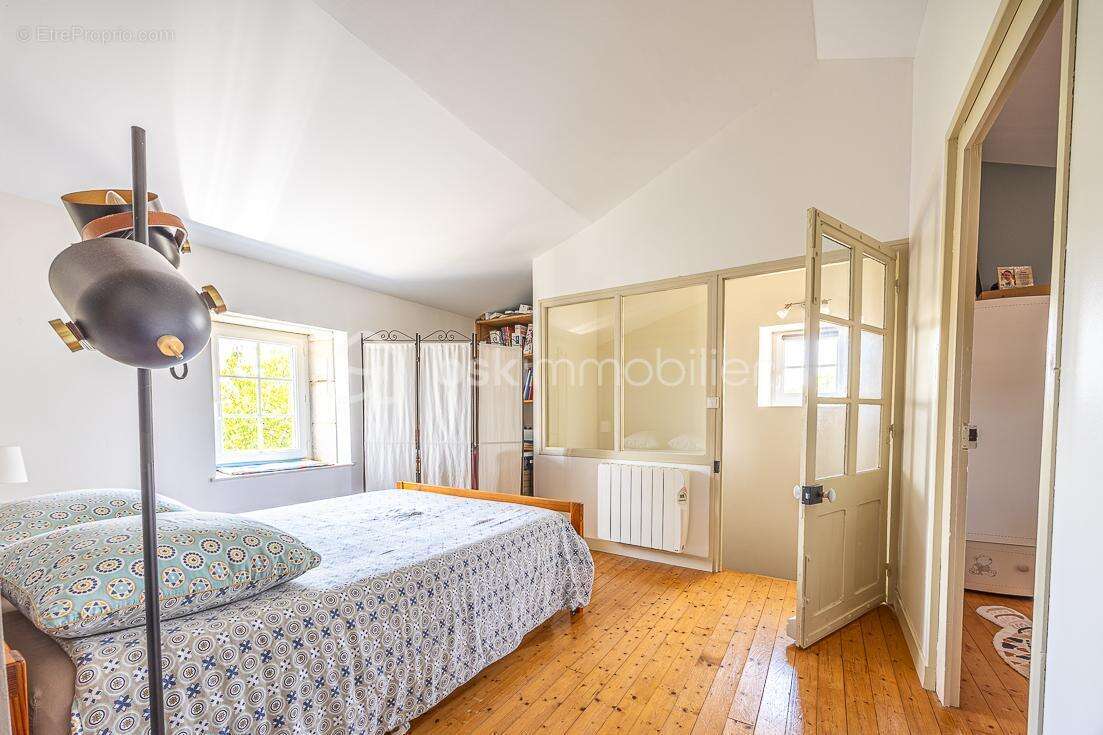***** Maison de caractère prête à vivre, rénovée énergétiquement, 2 chambres, joli jardin ***** - photo 10