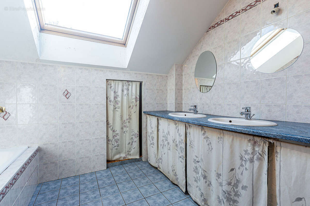 Agence immobiliere laforet - co-exclusivite - "protea" - cuvat - maison individuelle 6 pièces de 172,07 m² au sol - terrain de 1 - photo 16