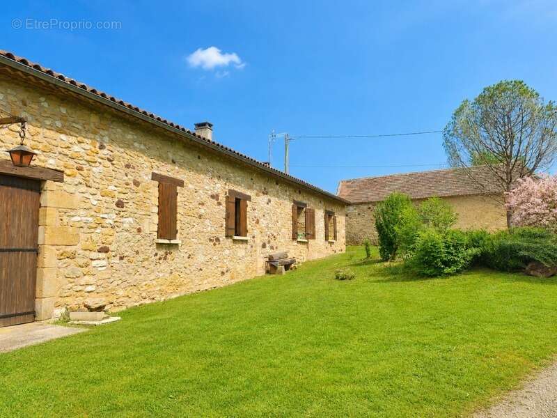 Longère en pierre avec 3 chambres - Dépendances - 2.76 hectares - proche de MONFLANQUIN (Lot-et-Garonne) - photo 2