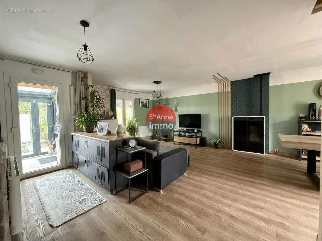 Guerbigny - 140m2 - maison individuelle - 4 chambres - 2 salle de bains - jardin - cour - terrasses - photo 4