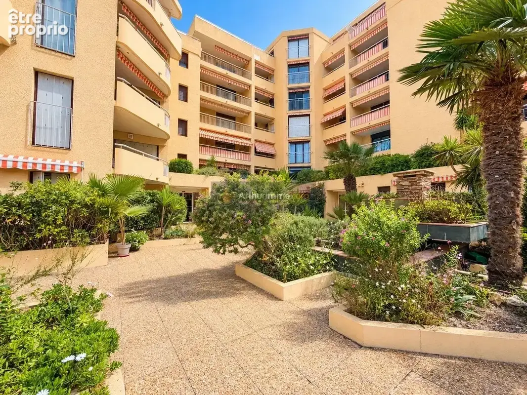 Saint-raphaël - face au port santa lucia - deux pièces avec parking en sous-sol et cave - photo 13