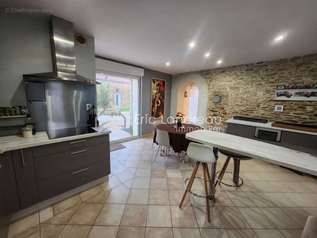 Propriété de caractère en pierre   186 m2 habitables   Parc paysagé de 1 394 m2 - photo 6