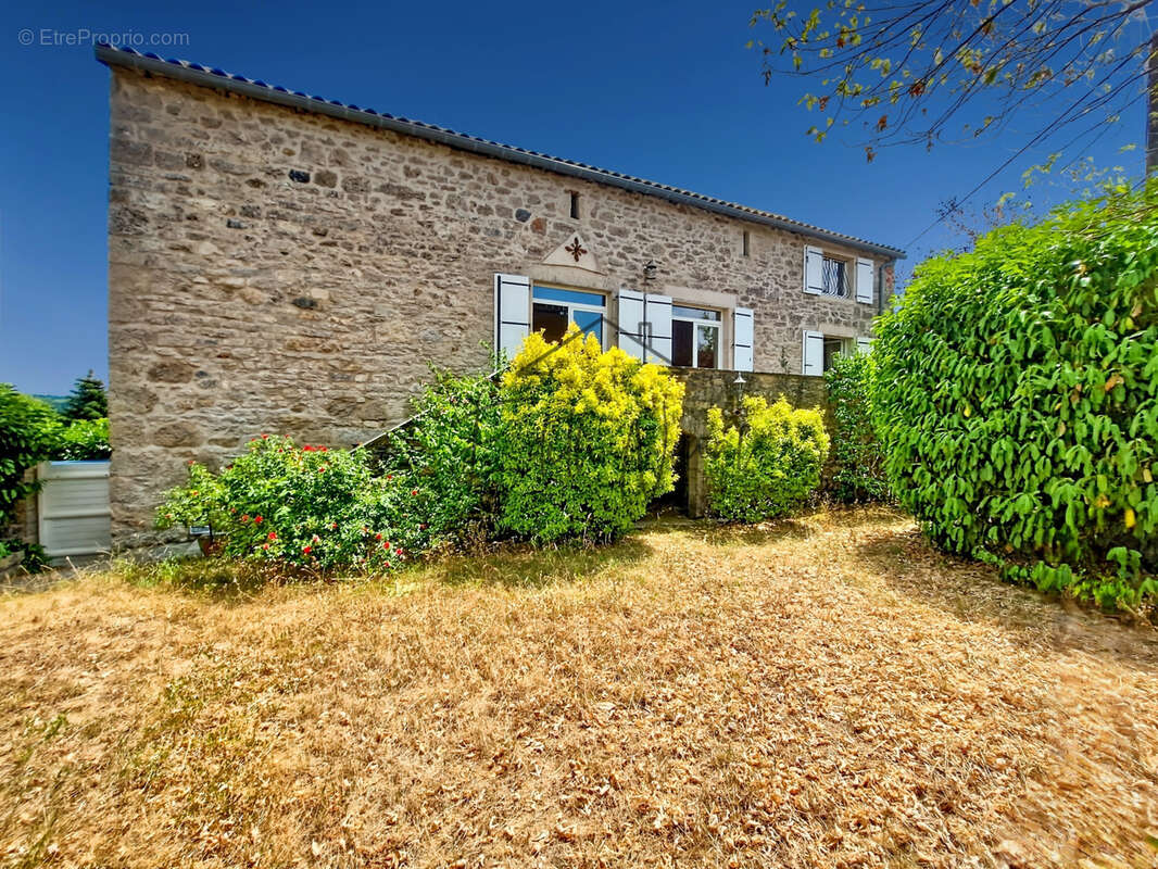 Entre Larzac et ailleurs: une ancienne grange aux accents d'évasion - photo 2