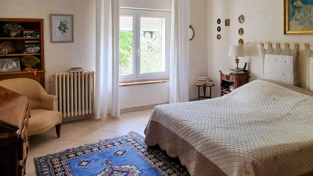 CHAMBRE - Maison à SAINT-JULIEN-DE-BRIOLA