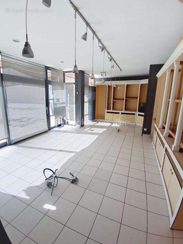 Commerce à PEZILLA-LA-RIVIERE