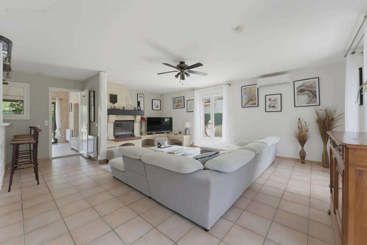 Maison de 6 pièces de 154 m² à Blésignac - photo 2
