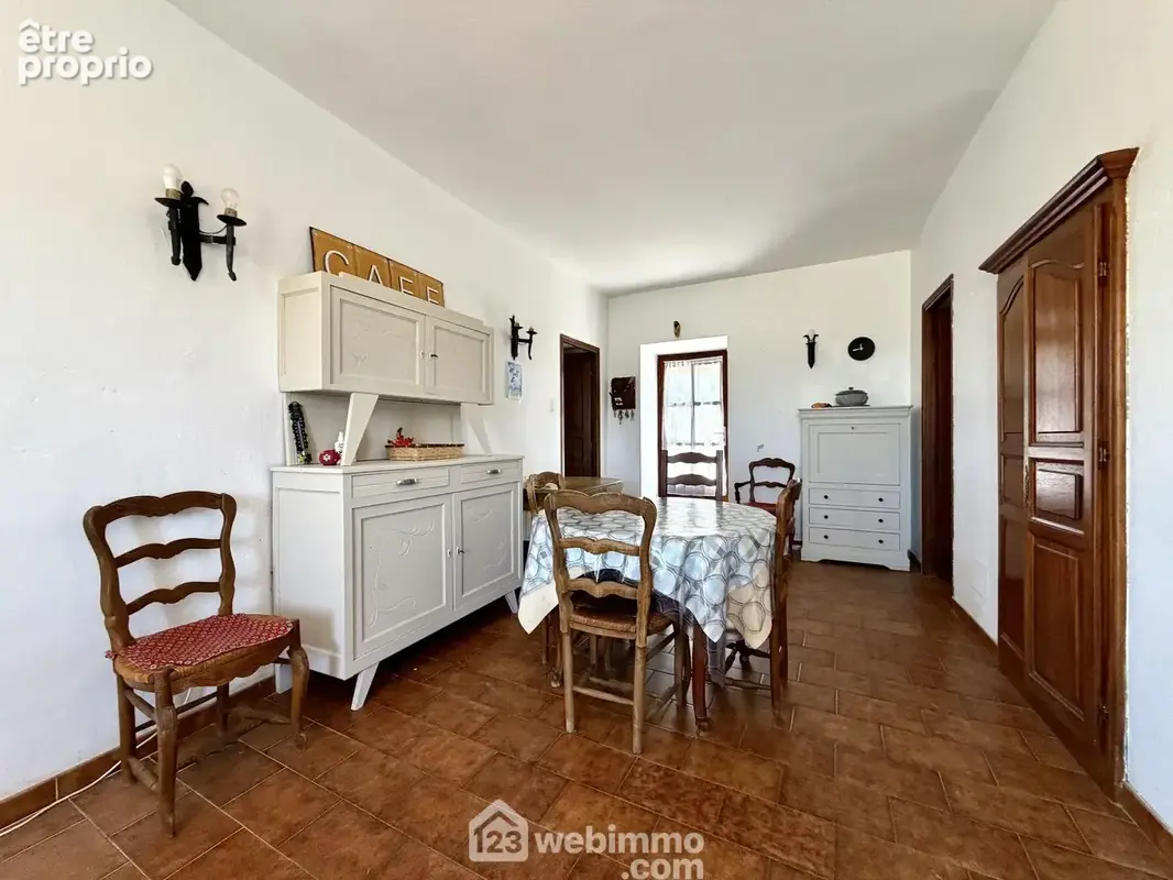 La maison est saine et en bon état