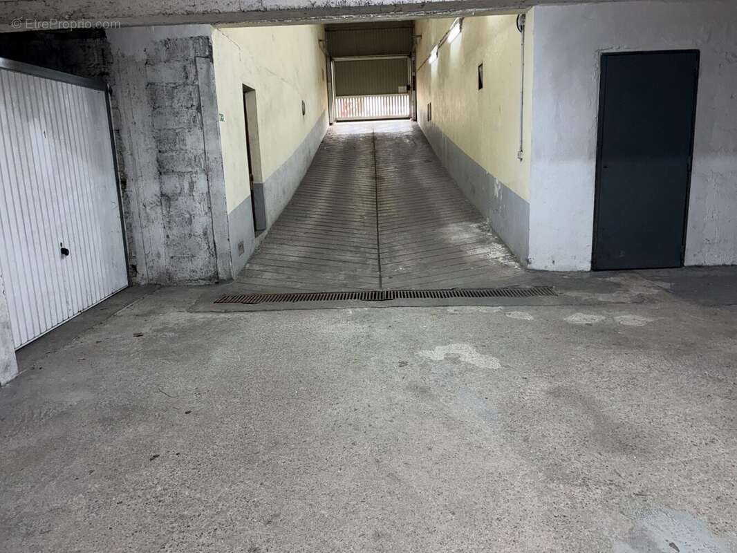 Parking à SAINT-MAUR-DES-FOSSES