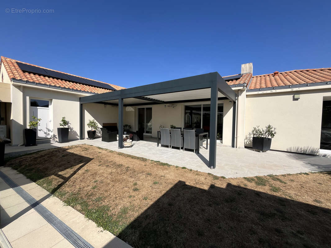 Bourg du CELLIER -  Belle maison plain pied  - 200 m2 - 8 pièces - piscine - photo 19