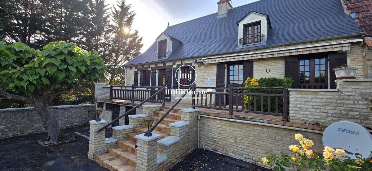 Maison à HAUTEFORT