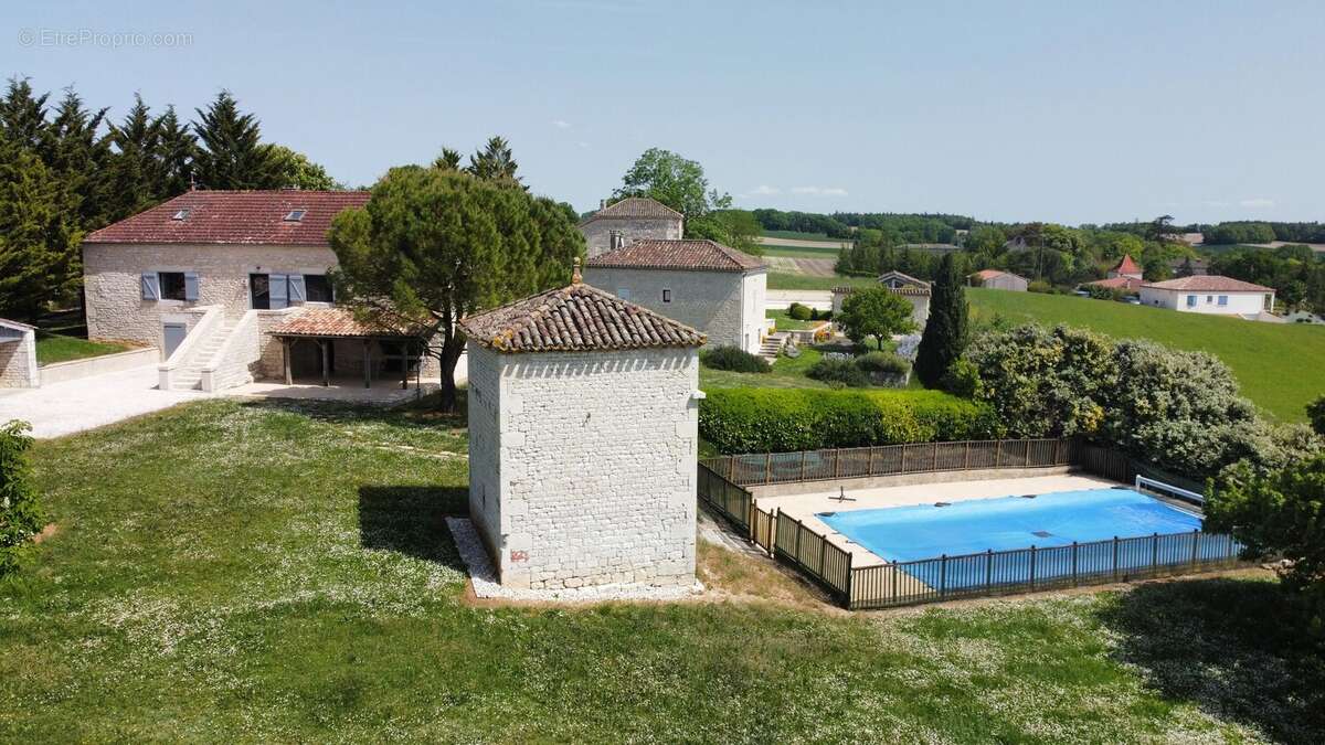 Maison à MONTAIGU-DE-QUERCY