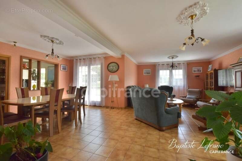 Maison familiale 8 pièces à JARZÉ - 170 m² - Terrain 4330 m² - photo 2