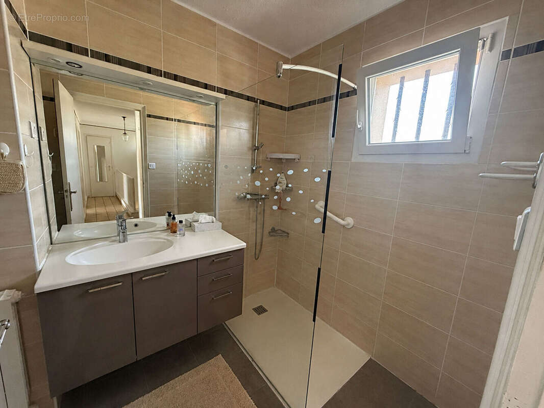 Maison familiale de 105 m² avec 4 chambres, garage motorisé et jardin à Grazailles - photo 15