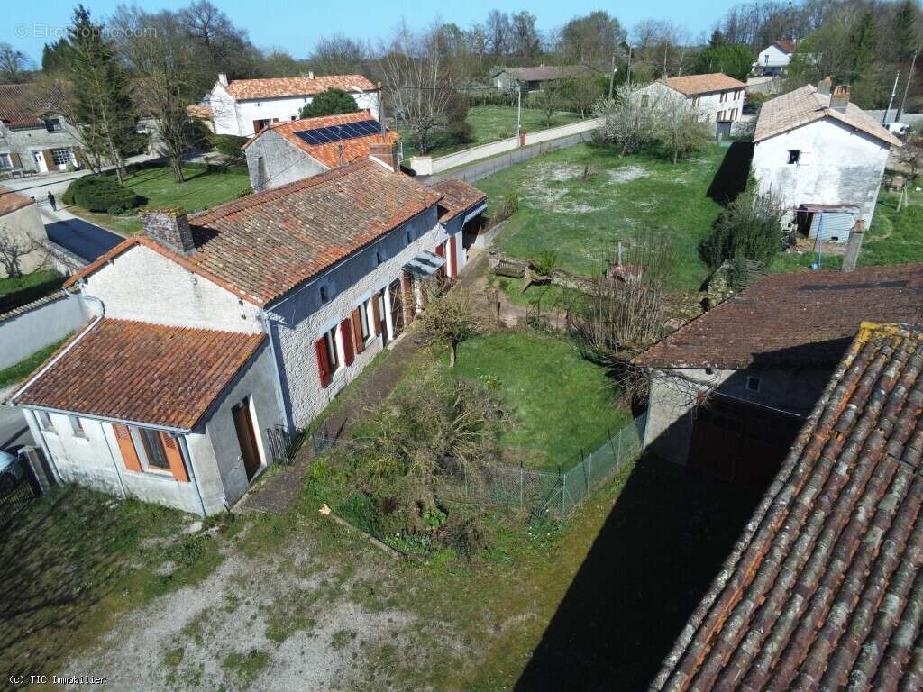 Maison de Campagne avec Dépendances 5 Minutes de Civray - photo 29