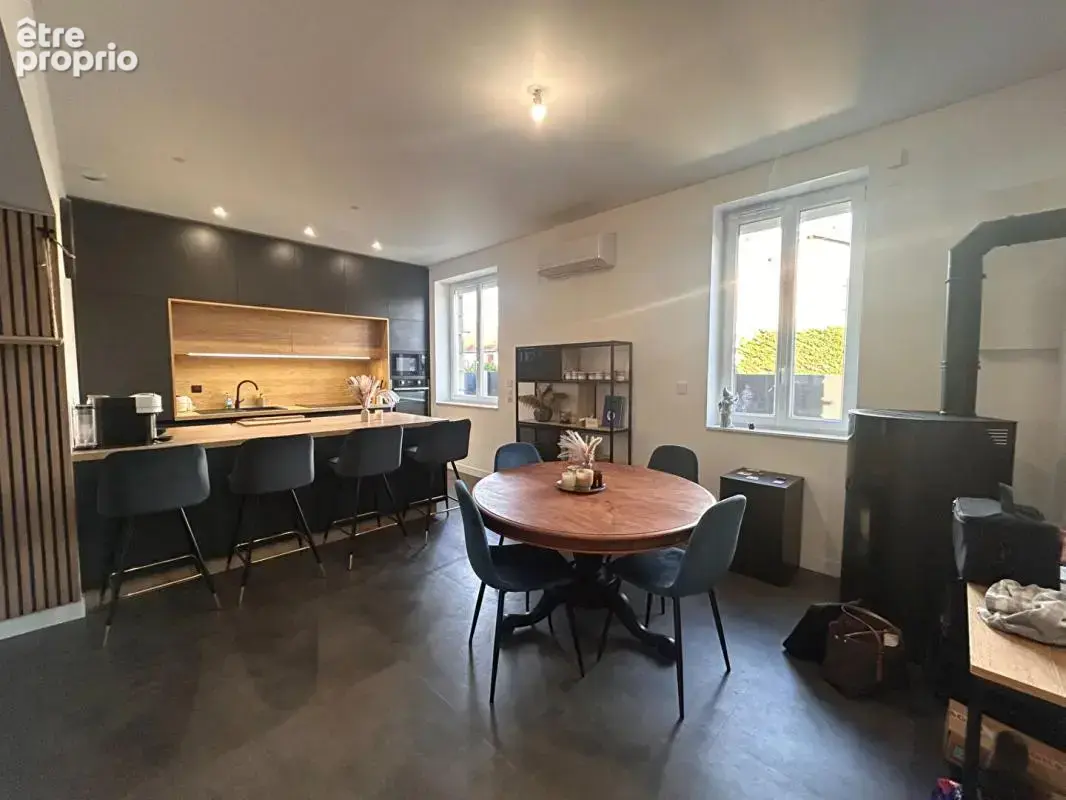 Maison de ville rénovée avec terrain clos de 200 m² et terrain de pétanque - photo 3