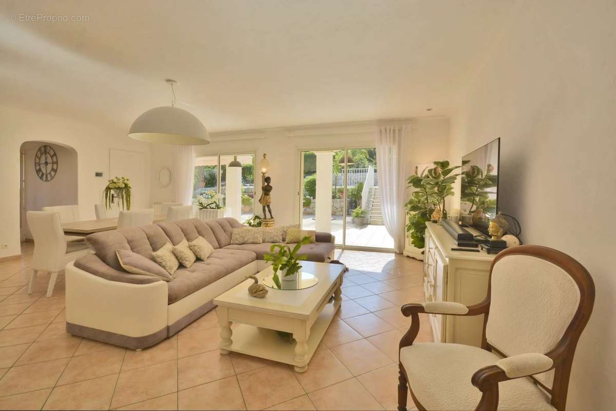 Maison à ROQUEFORT-LES-PINS