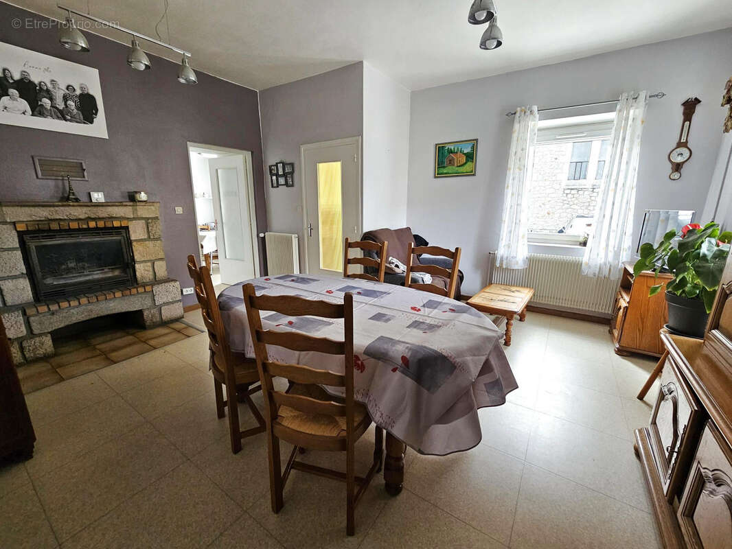 Maison à SAINT-JUST-MALMONT