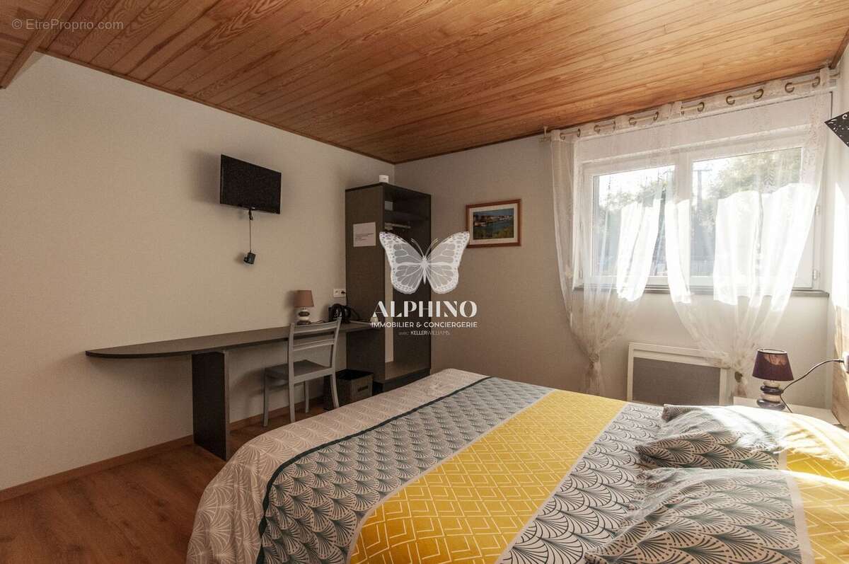 Maison à SAINT-MARTIAL-DE-VALETTE