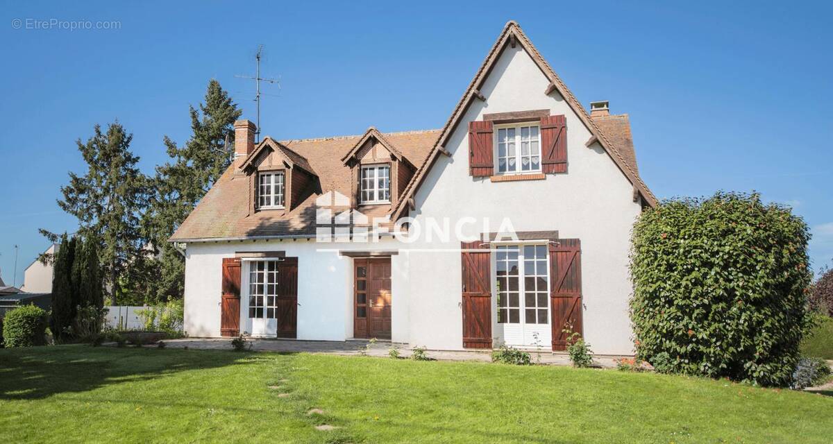 Maison à SAINT-PRYVE-SAINT-MESMIN