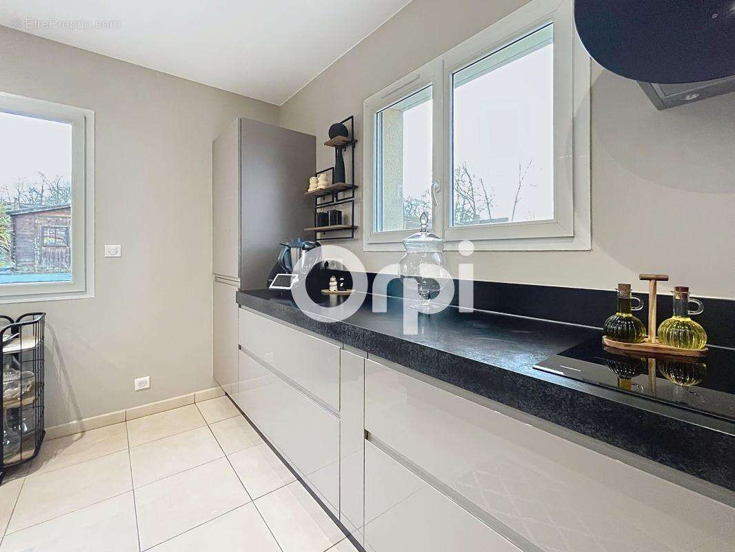 Maison à SAINT-PANTALEON-DE-LARCHE