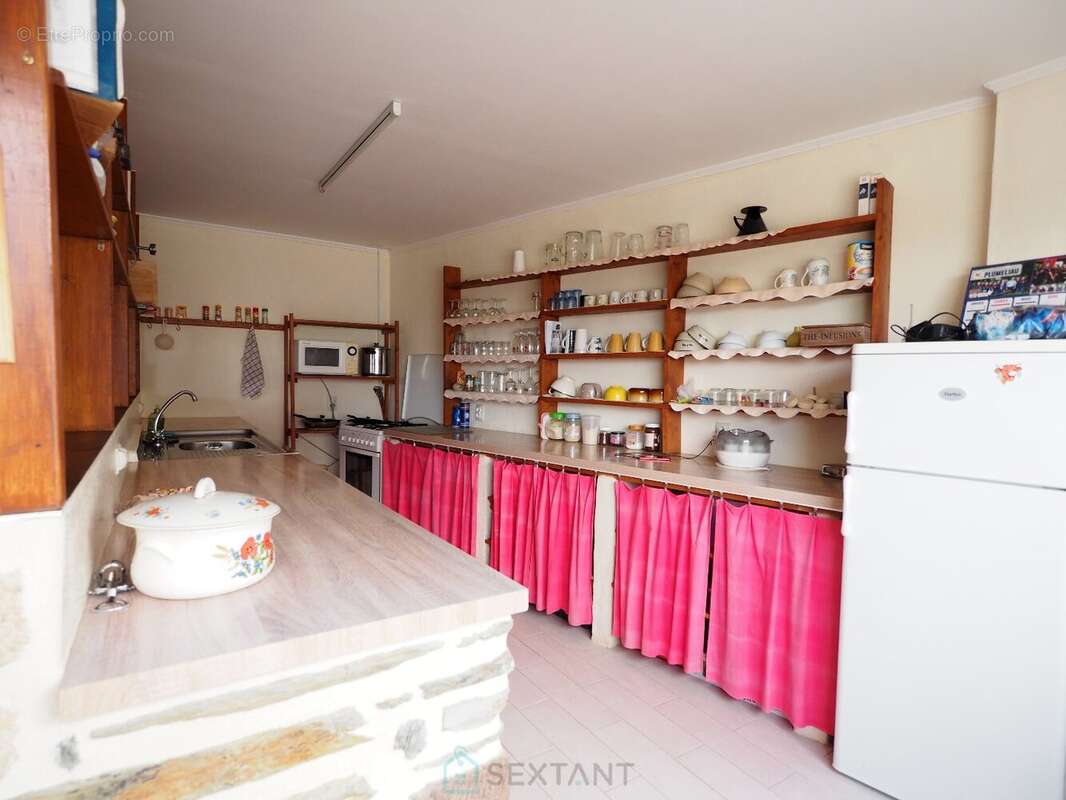 Remungol - Immeuble 157 m² + 50 m² complémentaires avec petit espace jardin intérieur - photo 6