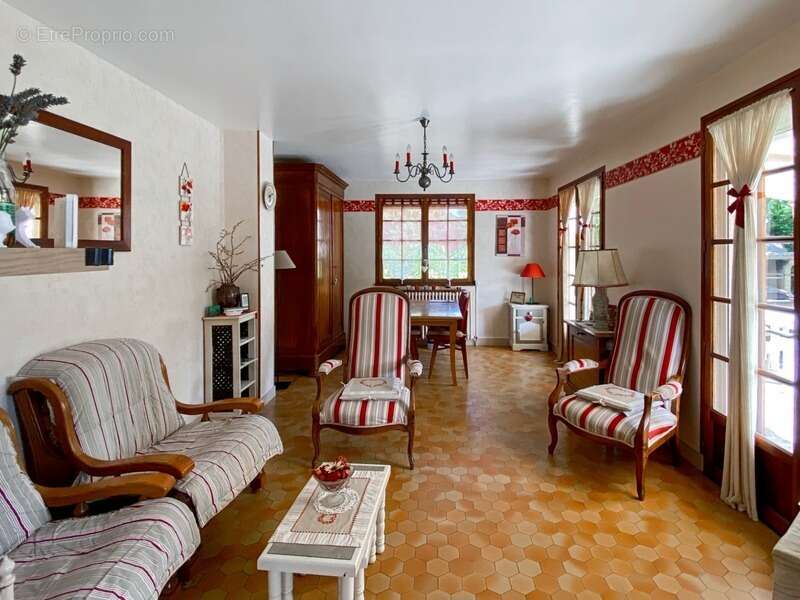 Dpt Yvelines (78), Millemont, maison 6 pièces de 130 m² - Terrain de 1 617,00 m² - photo 4