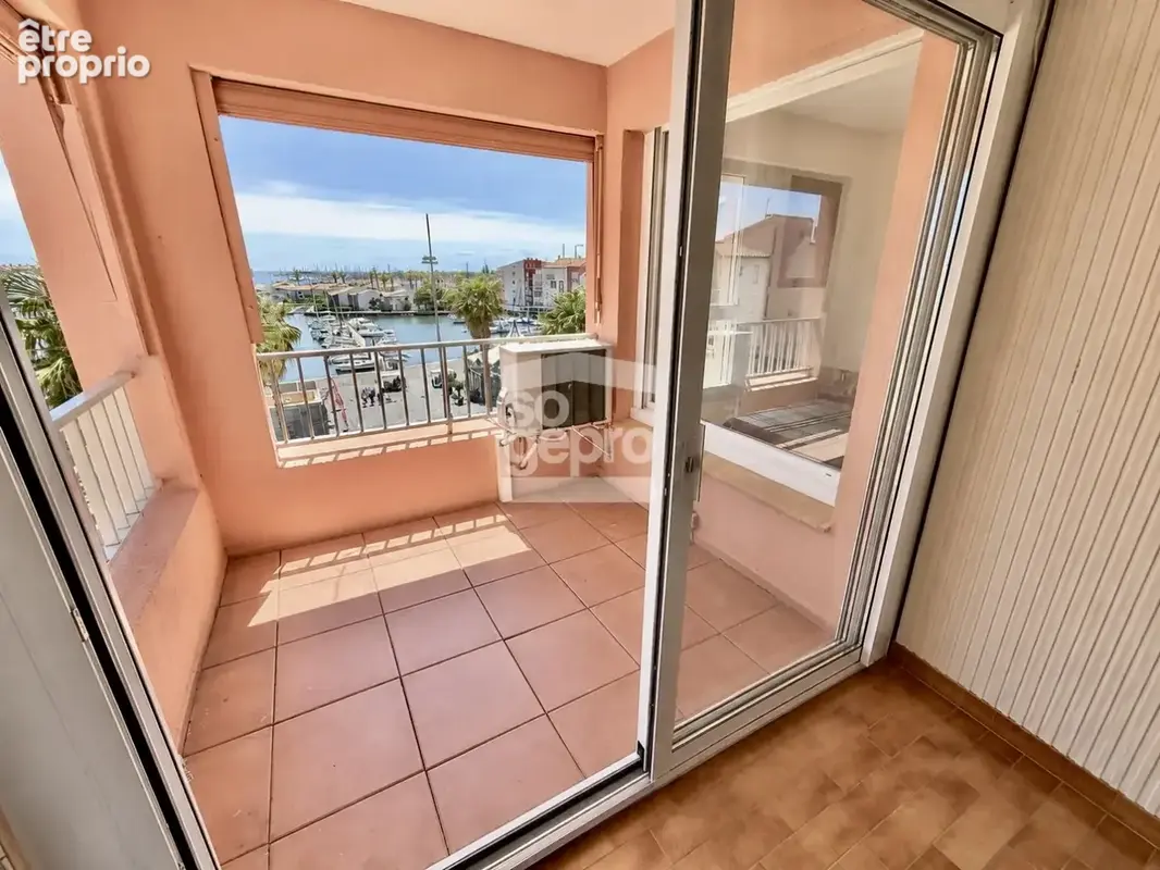 Réf : 2278 - Vente Appartement 3 Pièces Centre Port avec superbe vue et parking privé ! - photo 3