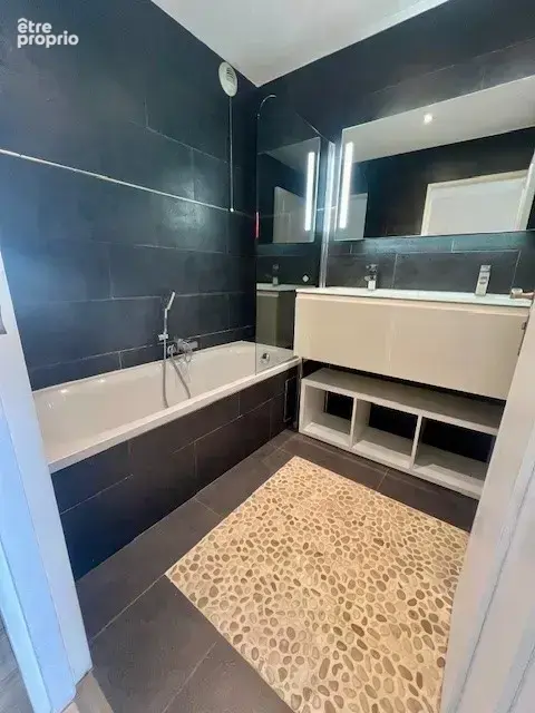 Tres beau 3 pieces + terrasse + parking dans residence securisee avec piscinne - photo 4