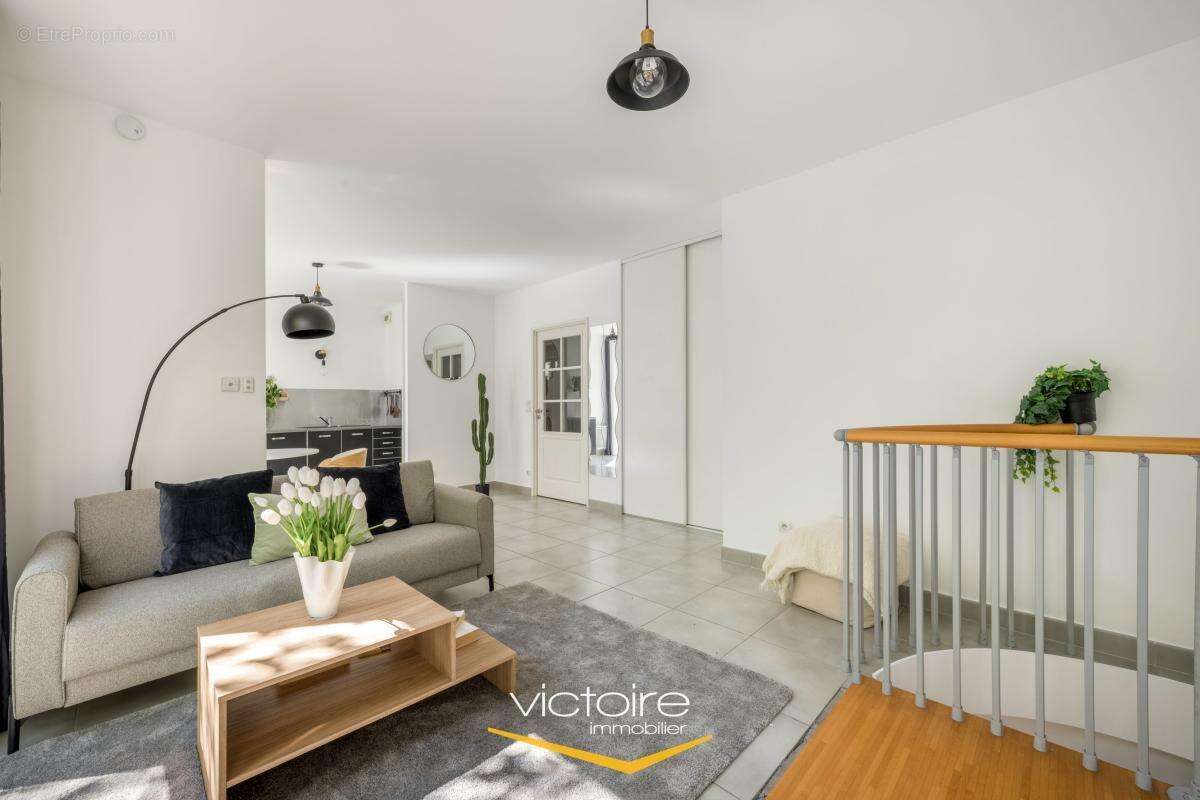 Lyon 3, La Buire - Grand et lumineux T2 en duplex 55,84 m², vue sur les arbres, garage et cave - photo 8