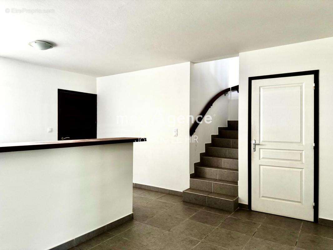 Appartement à REMIRE-MONTJOLY