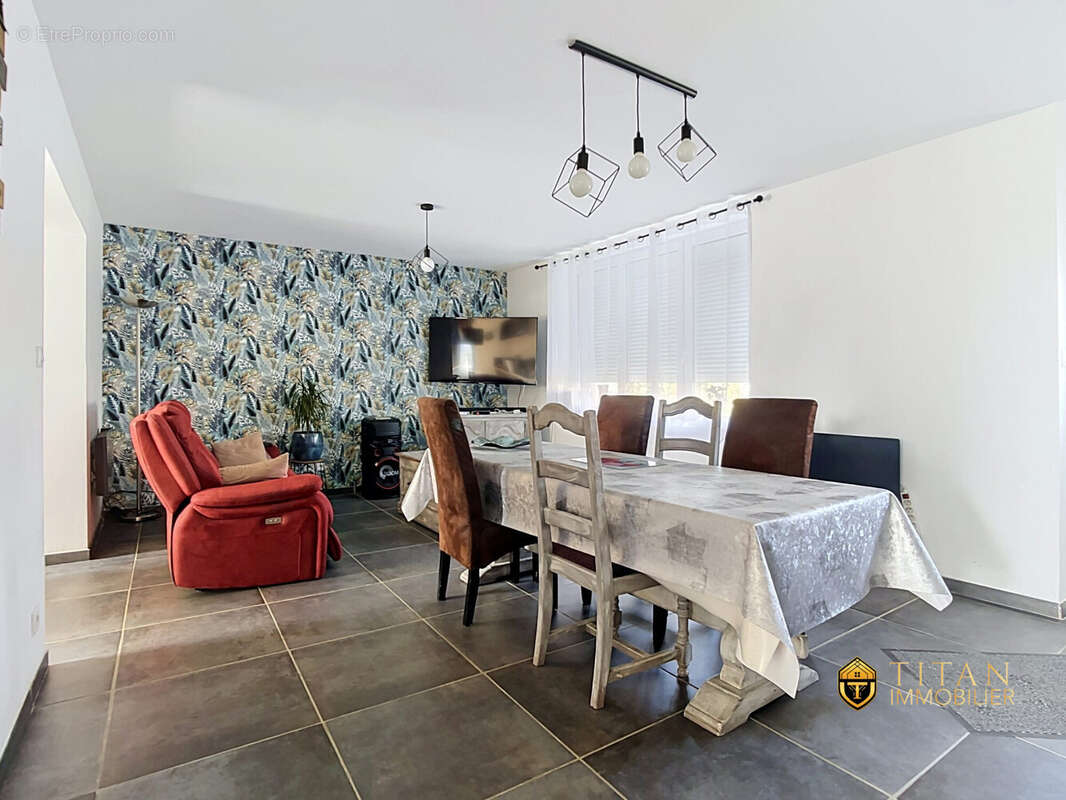 MAISON FAMILIALE SEMI PLAIN-PIED DE 166M², 4 CHAMBRES AVEC JARDIN SUD-OUEST ET GARAGE - AUDRUICQ 62370