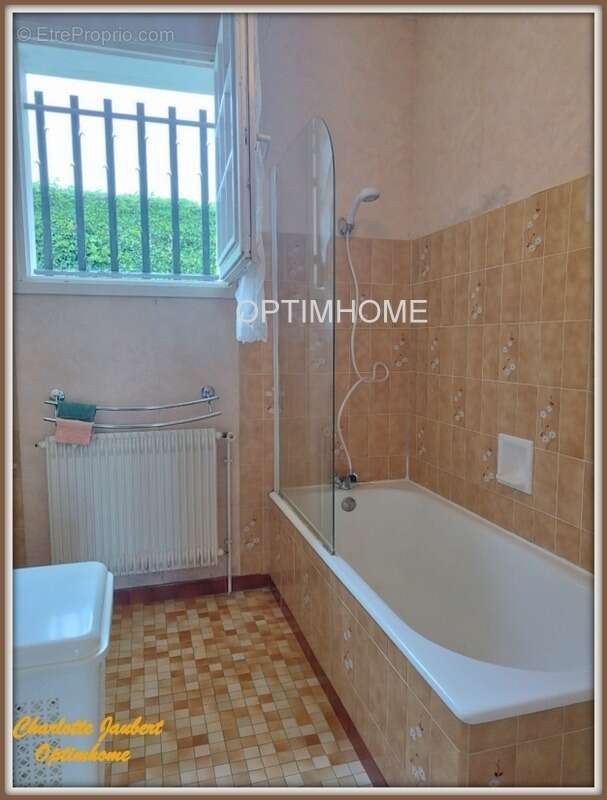 Maison à MONTMOREAU-SAINT-CYBARD