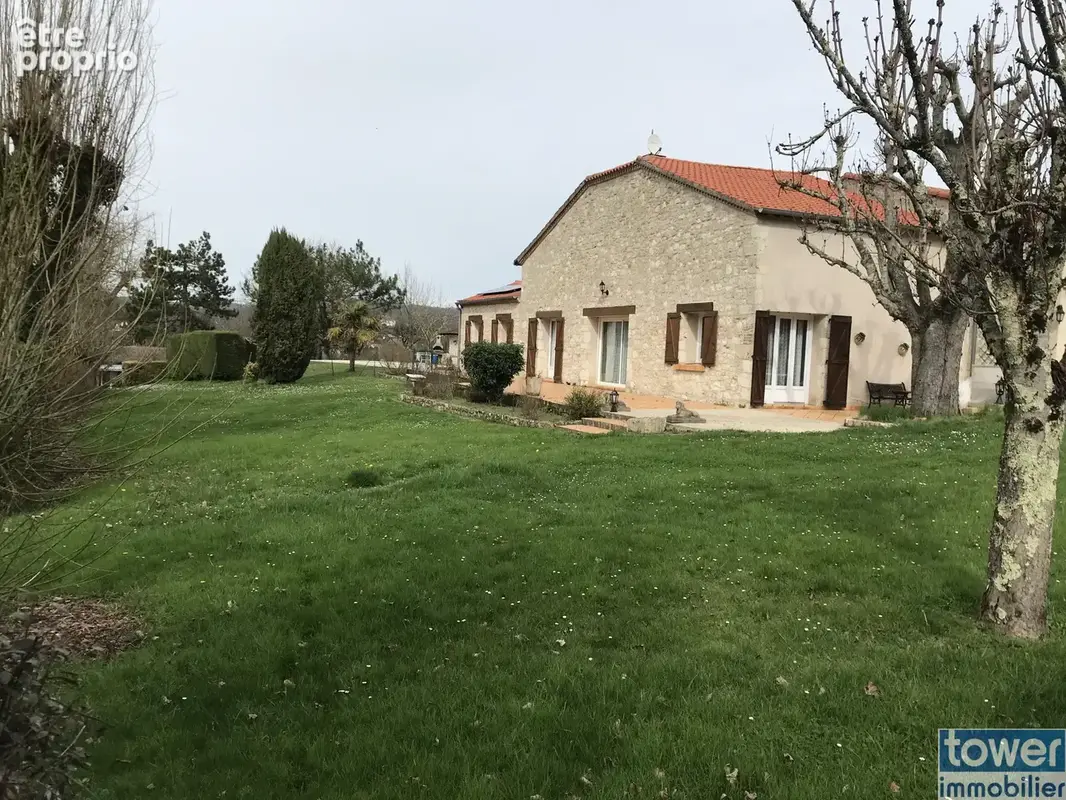 Propriété en pierres de 220m2  115m2 de hangar , piscine, terrain de 5000m2 clos et arboré. - photo 2