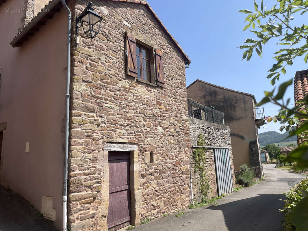 Maison à SAINT-VICTOR-ET-MELVIEU