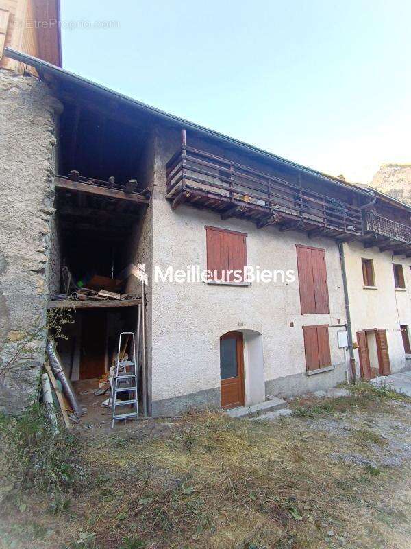 Maison de village à rénover 377 m² à Val-des-Prés avec jardin - photo 3