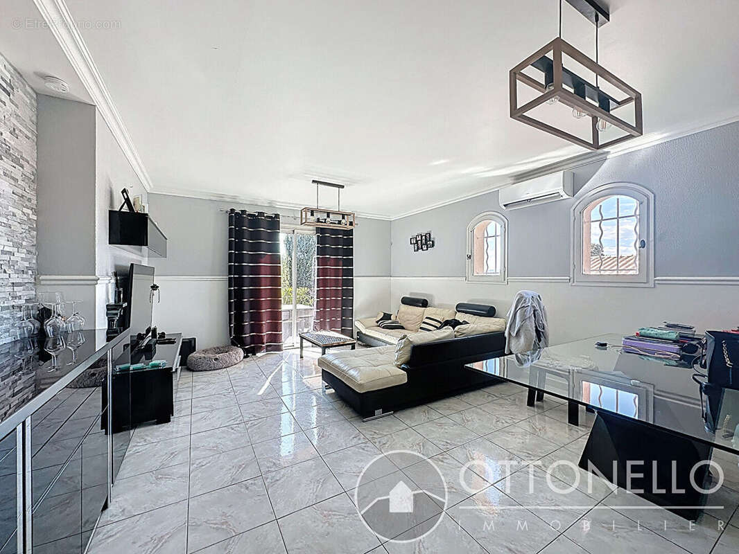 Maison à ROQUEBRUNE-SUR-ARGENS