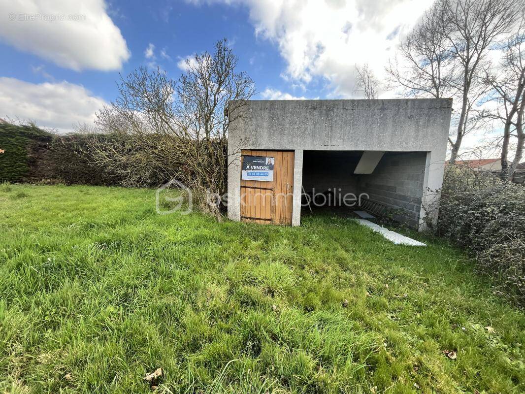 Terrain à LA BOISSIERE-DE-MONTAIGU