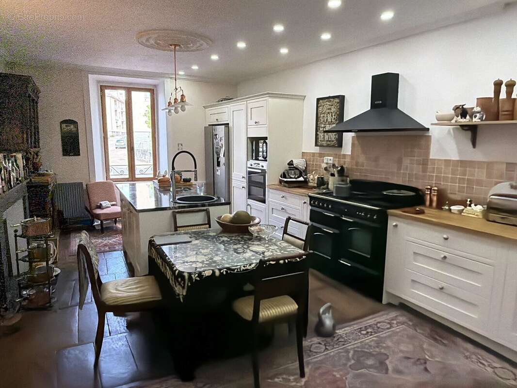 Spacieuse maison familiale située au cœur d'une ville animée, avec possibilité d'ouverture de chambres d'hôtes - photo 5