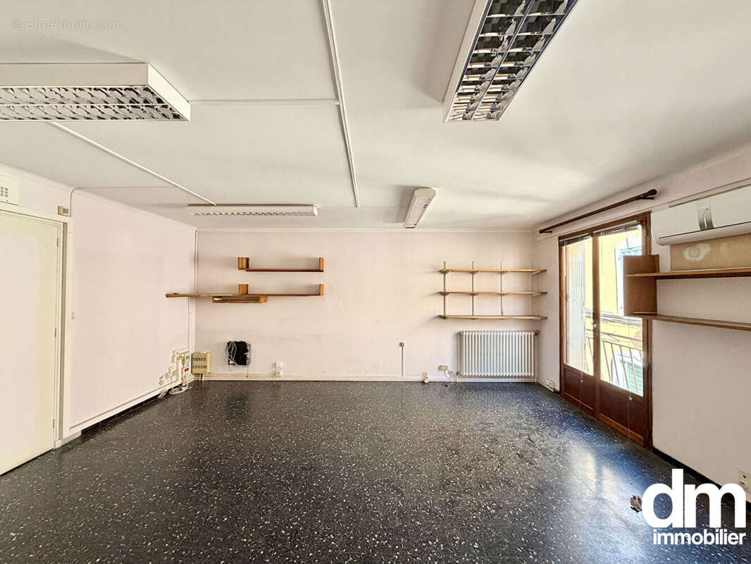Immeuble Martigues - Maison de ville de 115 m²  avec local commercial de 35 m². - photo 6