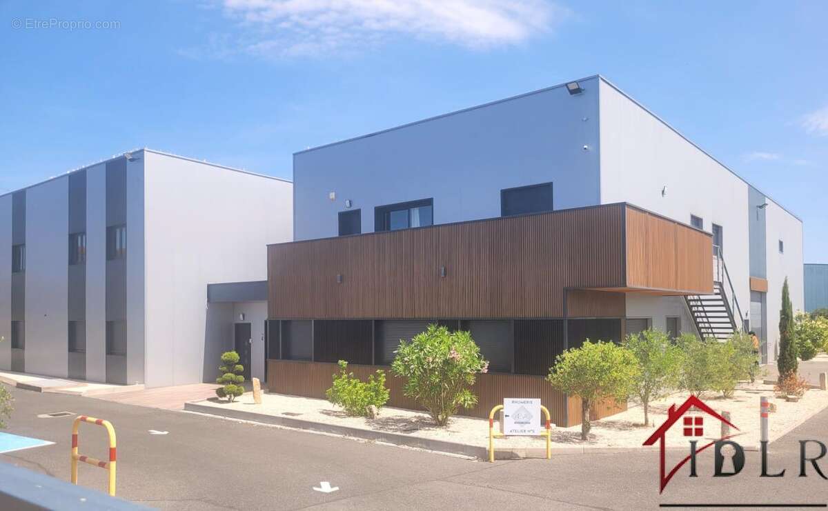Coubert - batiment commercial + appartement - photo 2
