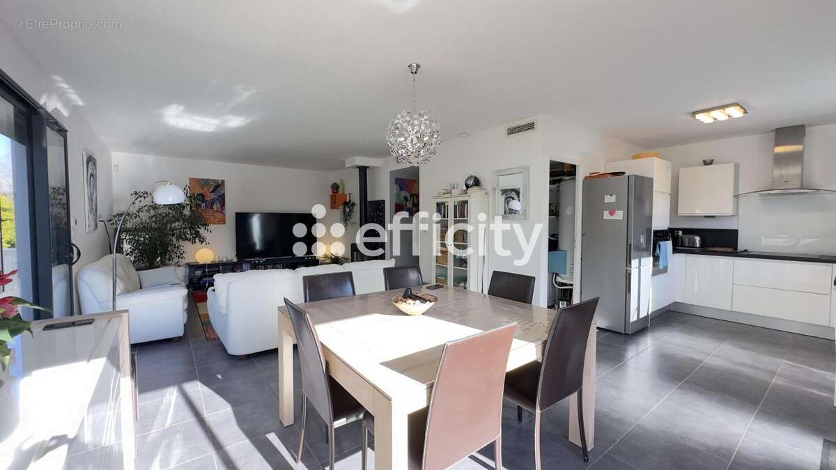 Maison à JONQUIERES-SAINT-VINCENT