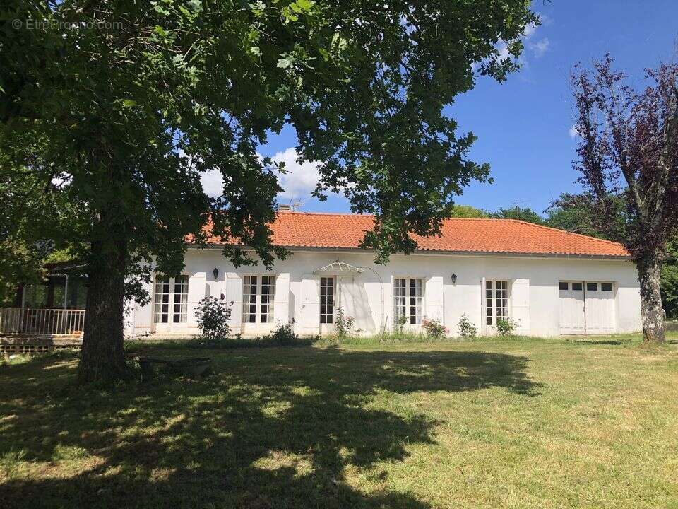 MAISON  CONTEMPORAINE T4 ST SAUVEUR GRAND JARDIN DEUX GARAGES