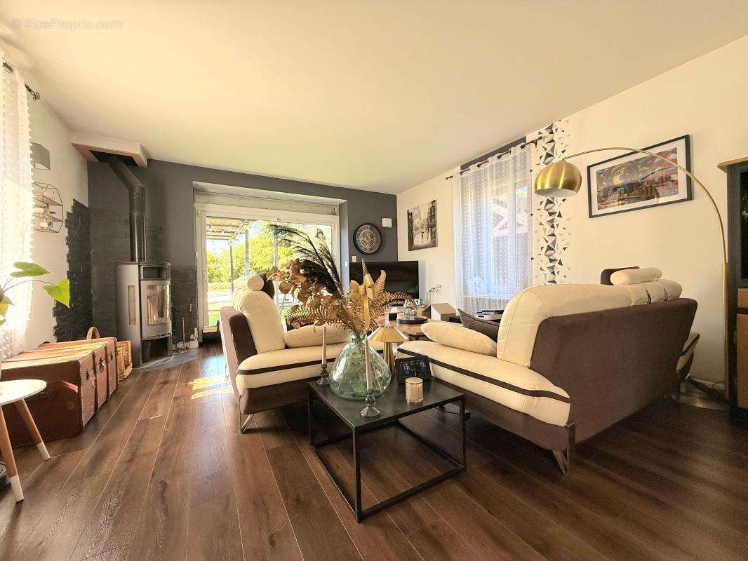 À vendre – Coup de cœur assuré! Authentique longère en pierre avec piscine – 143 m² – Terrain de 1 000 m² - photo 5