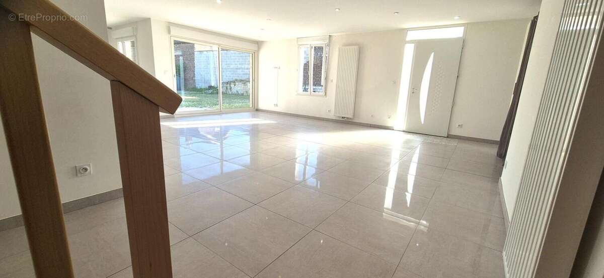Belle Demeure Contemporaine ou Maison de Caractère en Pierre de 181m² entièrement rénovée avec sa vaste Cour, Terrasse et Terrai - photo 6