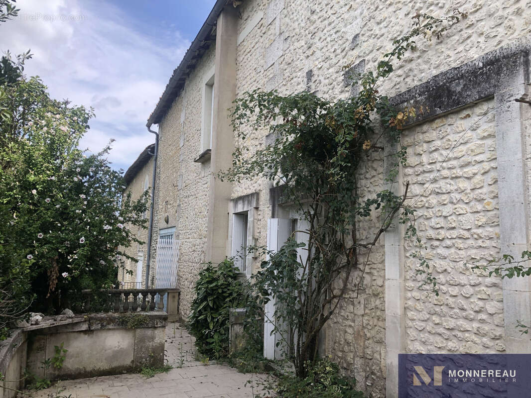 Maison à BARBEZIEUX-SAINT-HILAIRE