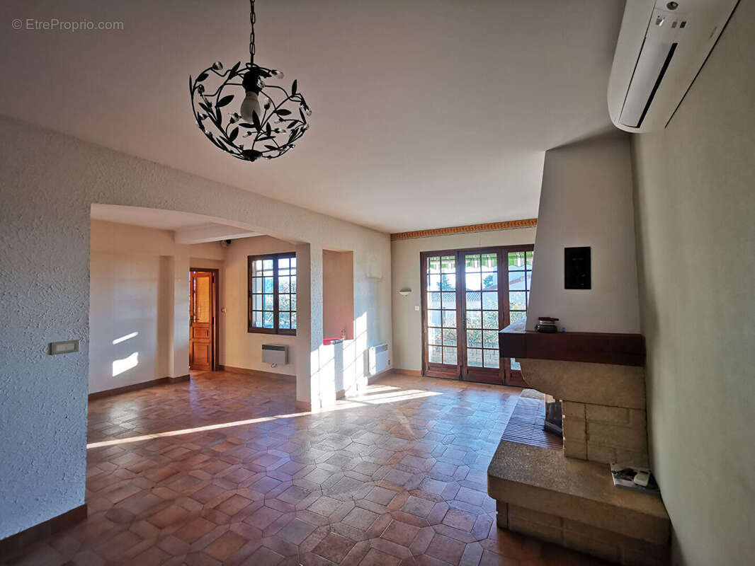 Maison traditionnelle t5 (construite en 1973) de 138 m² sur un terrain de 1 003  m2 - photo 9