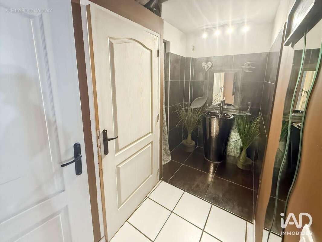 Photo 9 - Commerce à SAINT-MAXIMIN-LA-SAINTE-BAUME