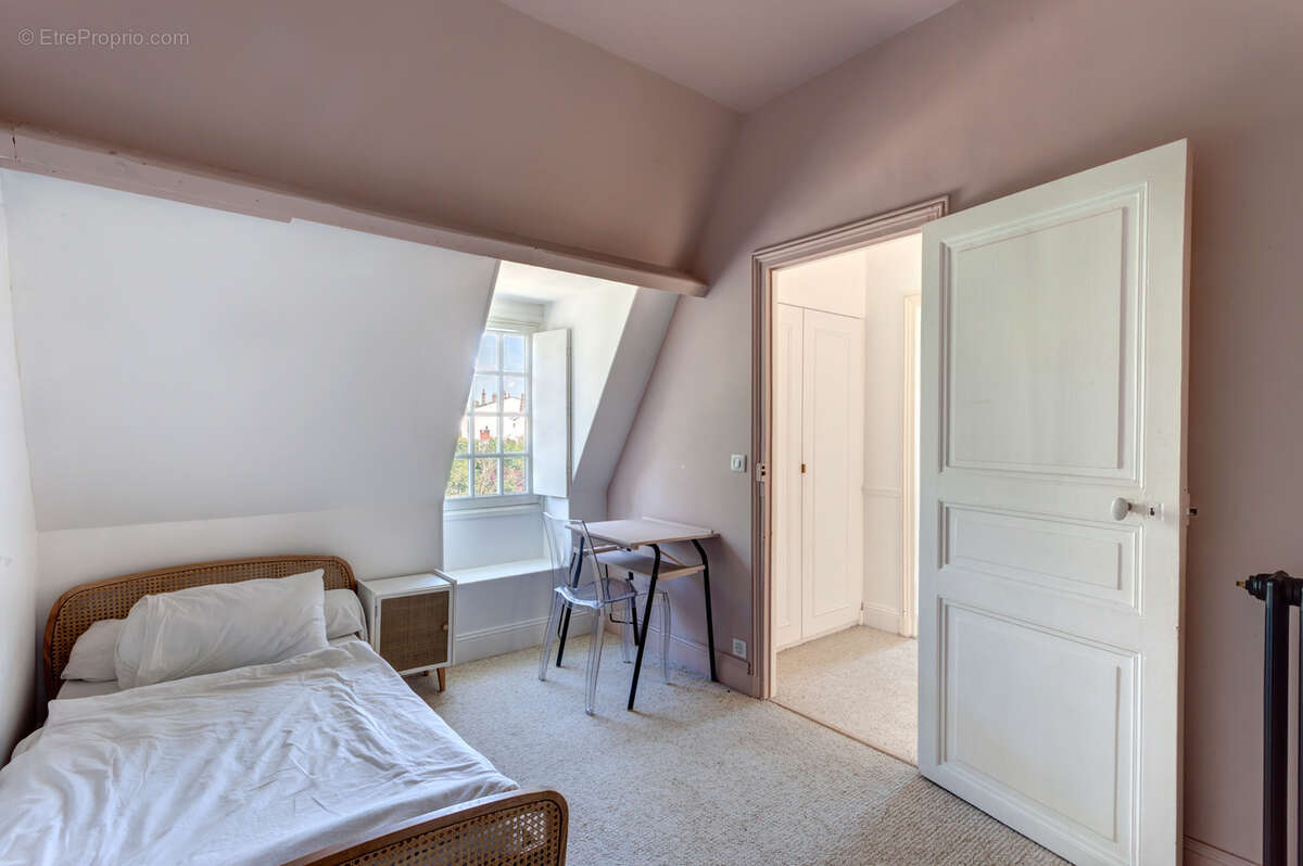 Elégante meulière de 12 pièces sur un terrain de 492 m² - photo 12