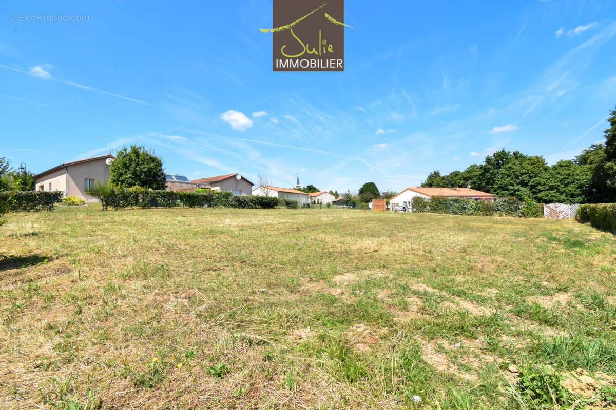 Terrain à MONTRAVERS